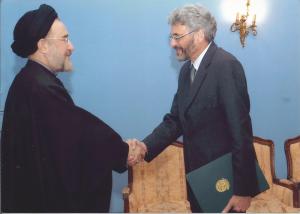 Luiz Antonio Fachini cumprimenta o presidente iraniano, Mohammad Khatami, durante a cerimonia de entrega de suas credenciais de embaixador do Brasil em Teerã.